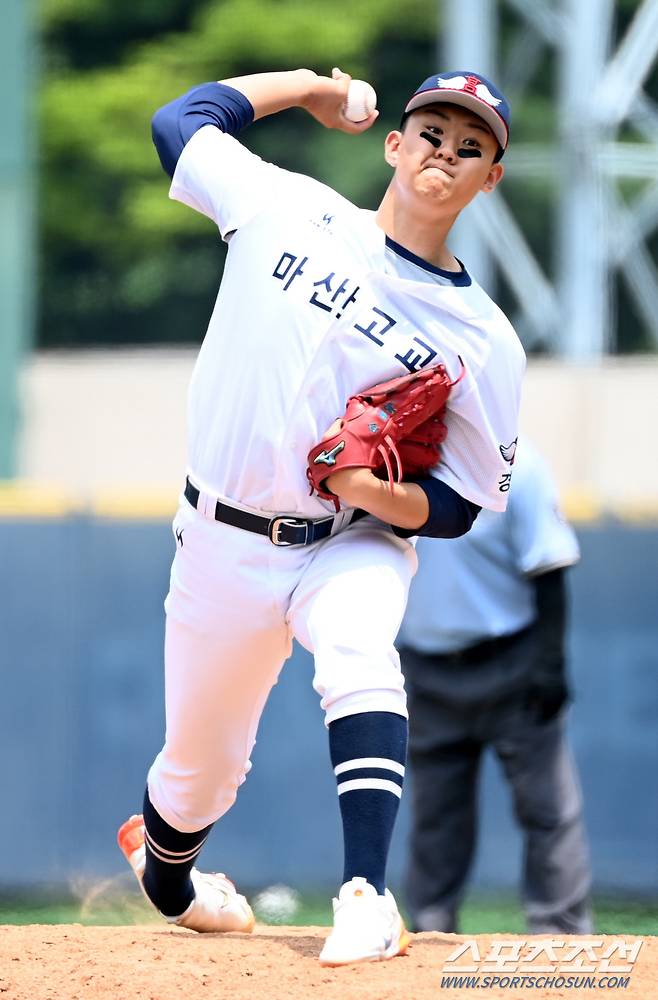 제78회 청룡기 전국고교야구선수권대회 덕수고와 마산고의 경기가 10일 목동야구장에서 열렸다. 마산고 투수 김윤하가 역투하고 있다. 목동=허상욱 기자wook@sportschosun.com/2023.07.10/