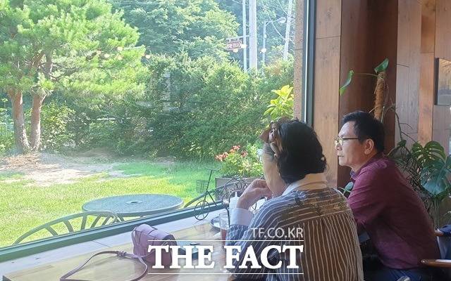 故 최진실 모친 정옥숙 씨(왼쪽)는 인터뷰에서 "이런 기막힌 일도 있느냐'며 울먹였다. 인터뷰는 10일 오후 2시부터 경기 성남에 위치한 청계산 입구의 한 카페에서 2시간 동안 진행했다. /강일홍 기자