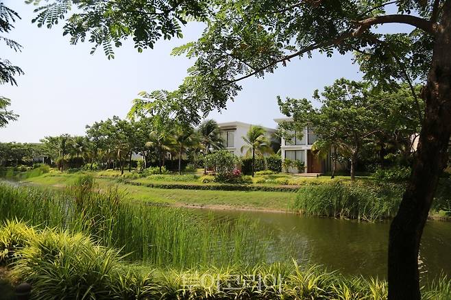 호수뷰 빌라 앞의 자연주의적 풍경