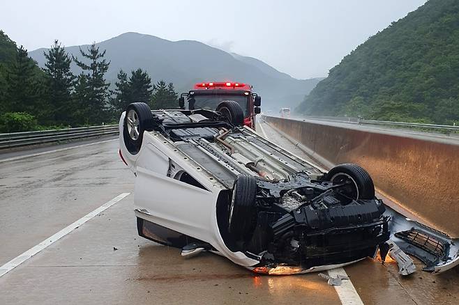 11일 오후 2시 53분쯤 경북 영천시 임고면 대구포항고속도로에서 대구방향으로 달리던 승용차가 중앙분리대를 들이받고 뒤집혔다.이 사고로 운전자 1명이 경상을 입었고 차가 파손됐다./포항북부소방서 제공