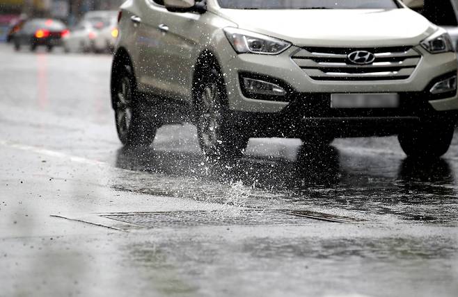 11일 광주 북구 신안동 인근 도로 하수관에서 빗물이 역류하고 있다. /광주 북구 제공