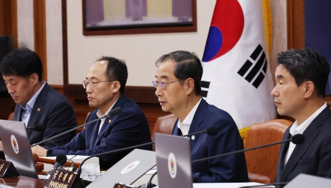 한덕수 국무총리가 11일 정부서울청사에서 열린 국무회의에 참석해 발언하고 있다. ⓒ연합뉴스