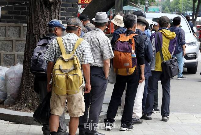 서울 종로구 탑골공원 인근에서 노인들이 무료 배식을 받기 위해 줄지어 있다. ⓒ뉴시스