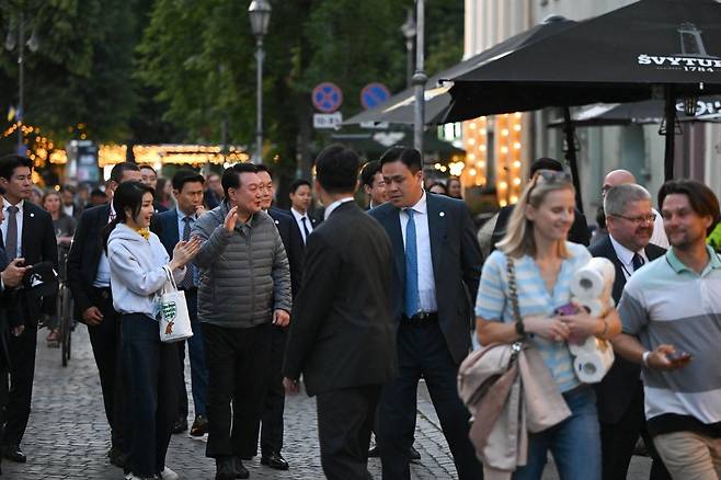 북대서양조약기구(NATO·나토) 정상회의 참석차 리투아니아를 방문 중인 윤석열 대통령과 김건희 여사가 10일(현지시간) 빌뉴스 구시가지를 산책하고 있다. 빌뉴스 구시가지는 유네스코에 의해 세계문화유산으로 등재된 곳이다. 대통령실 제공