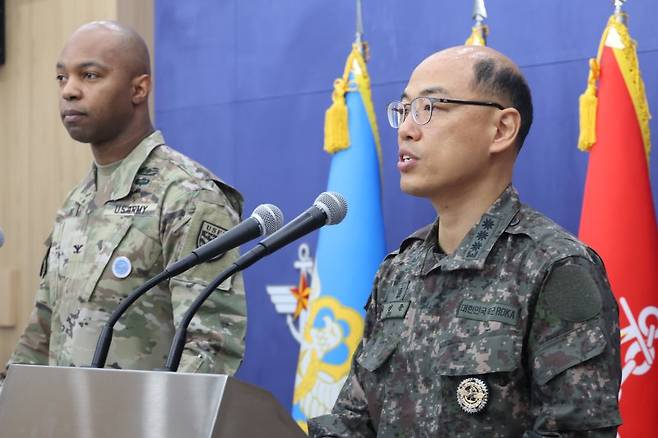 이성준 합동참모본부 공보실장과 아이작 테일러 한미연합사 공보실장이 지난 3월 3일 오전 서울 용산구 국방부에서 한미 '2023 자유의방패(FS)' 연합연습 계획에 대해서 공동 브리핑을 하고 있다. 사진=연합뉴스