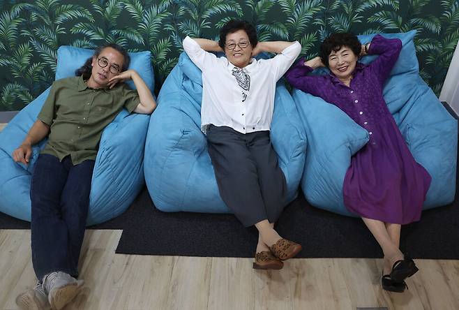 영화 <작은 정원>의 출연하는 김희자(가운데), 문춘희(오른쪽)과 이마리오 감독(왼쪽). 윤운식 기자 yws@hani.co.kr
