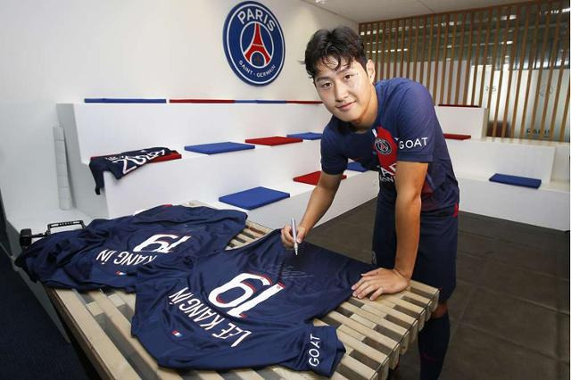 프랑스의 파리생제르맹(PSG)으로 이적한 이강인이 자신의 이름과 등번호 19가 새겨진 유니폼에 사인하고 있다. PSG 홈페이지 캡처