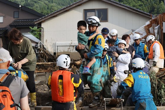 지난 10일 후쿠오카현 구루메시에서 홍수로 고립된 주민들이 구조되고 있다. AFP=연합뉴스