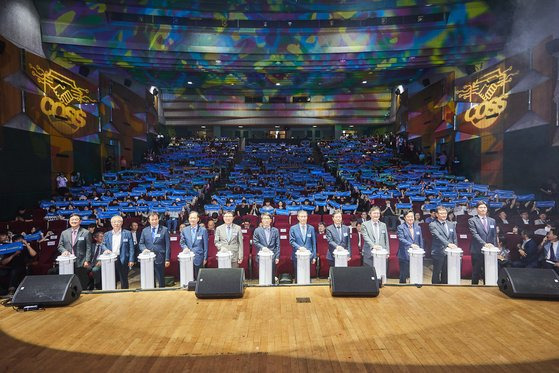 지난 3일 건국대학교 서울캠퍼스 새천년관에서 나주범 교육부 차관보(왼쪽 여섯째), 이광복 한국연구재단 이사장(왼쪽 일곱째)과 첨단분야 혁신융합대학 사업 참여 대학 총장(부총장)들이 참석한 가운데 ‘2023년 첨단분야 혁신융합대학사업’ 출범식이 진행되고 있다. [사진 한국연구재단]