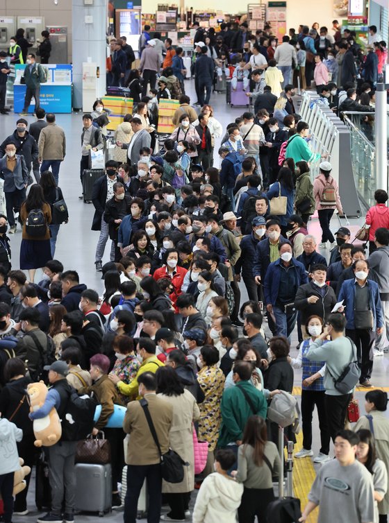 지난 4월 7일 부산 강서구 김해국제공항 국제선 출국장에서 이용객이 길게 줄 서서 탑승 수속을 밟고 있다. [중앙포토]