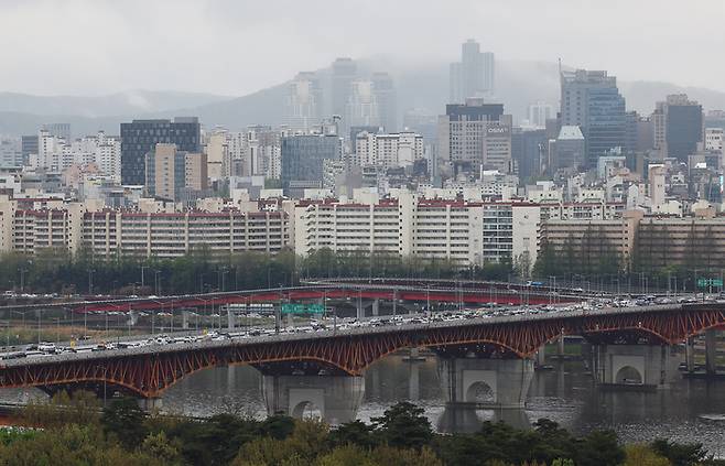 지난 4월 응봉산에서 바라본 압구정동 일대 모습. 연합뉴스