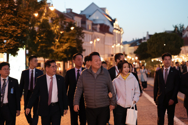 북대서양조약기구(NATO·나토) 정상회의 참석차 리투아니아를 방문 중인 윤석열 대통령과 김건희 여사가 10일(현지시간) 빌뉴스 구시가지를 산책하고 있다. 빌뉴스 구시가지는 유네스코에 의해 세계문화유산으로 등재된 곳이다. 공동취재