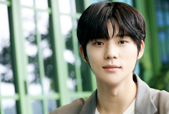 Actor Moon Sang-min, winner of the Best New Actor award at the 59th Baeksang Arts Awards, poses for photos after an interview with the Korea JoongAng Daily in central Seoul. [BAEKSANG ARTS AWARDS ORGANIZING COMMITTEE]