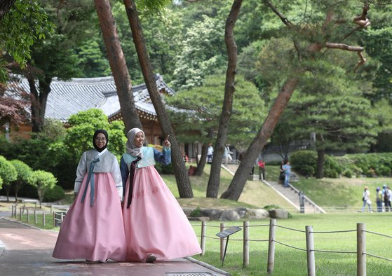 Foreign tourists in hanbok walk around the Blue House in central Seoul. [NEWS1]