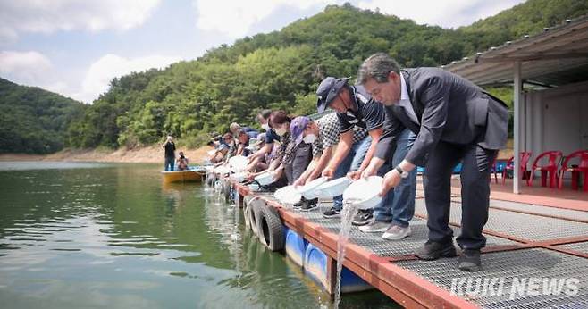 양구군 2022년 뱀장어 어린고기 방류행사(양구군 제공)