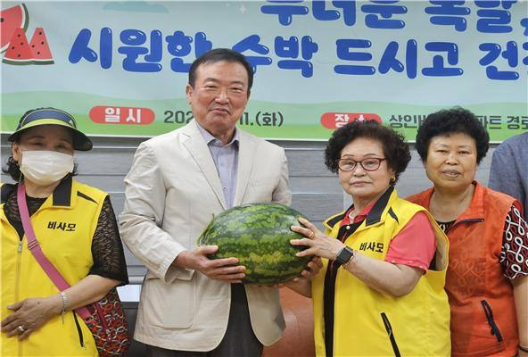 11일 초복을 맞아 정명섭 대구도시개발공사 사장 등 임직원들이 상인비둘기아파트를 찾아 수박과 다과 등을 전달했다. (대구도시개발공사 제공) 2023.07.11