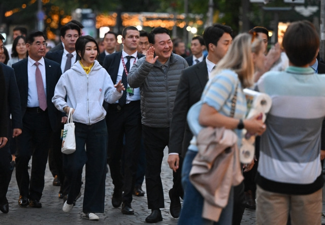 북대서양조약기구(NATO·나토) 정상회의 참석차 리투아니아를 방문 중인 윤석열 대통령과 김건희 여사가 10일(현지시간) 빌뉴스 구시가지를 산책하고 있다. 공동취재사진