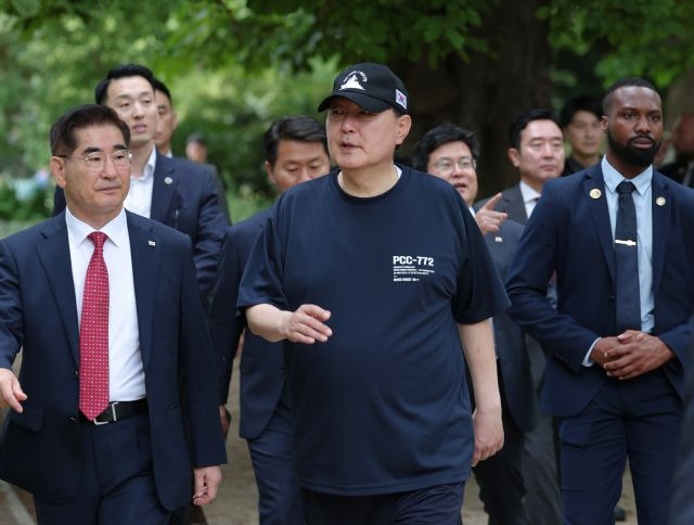 국제박람회기구(BIE) 총회 참석차 프랑스를 방문 중인 윤석열 대통령이 지난달 20일(현지시간) 천안함 티셔츠·모자를 착용한 채 파리의 몽소 공원을 산책하고 있다. 공동취재사진