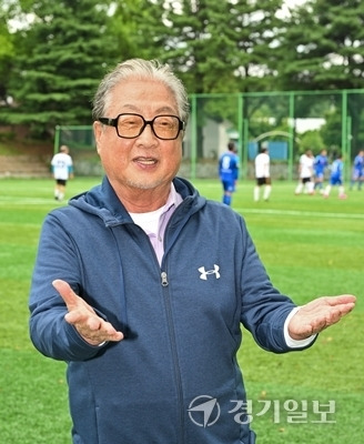 8일 오후 고양특례시 한 축구장에서 로얄 fc 최재익 단장이 인터뷰 후 기념촬영을 하고 있다. 윤원규기자