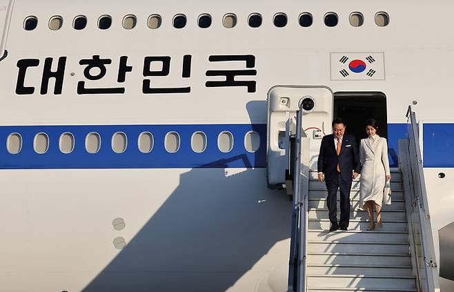 북대서양조약기구(NATO·나토) 정상회의에 참석하는 윤석열 대통령과 김건희 여사가 10일 오후(현지시간) 리투아니아 빌뉴스 국제공항에 도착, 전용기인 공군 1호기에서 내리고 있다. 연합뉴스