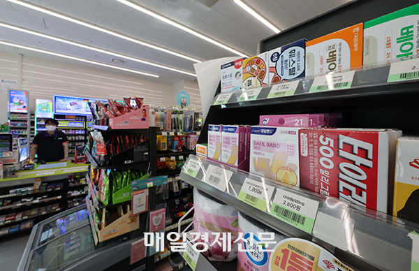 80mg and 160mg of Tylenol tablets for children are out of stock at convenience stores. Only 500mg of Tylenol tablets are displayed in the medicine section at a CU convenience store in Yeouido, Seoul on July 10. [Photo by Han Joo-hyung]