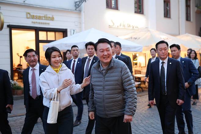 시차적응엔 역시 산책 북대서양조약기구(NATO·나토) 정상회의에 참석하기 위해 리투아니아를 방문한 윤석열 대통령과 부인 김건희 여사가 10일(현지시간) 유네스코 세계문화유산으로 등재된 빌뉴스 구시가지를 산책하고 있다.  대통령실