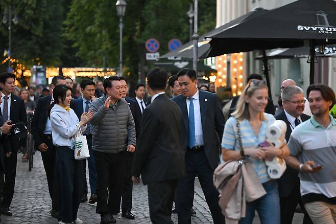 북대서양조약기구(NATO·나토) 정상회의 참석차 리투아니아를 방문 중인 윤석열 대통령과 김건희 여사가 10일(현지시간) 빌뉴스 구시가지를 산책하고 있다. 김건희 여사는 출국길과 이날 산책길에서 모두 ‘Busan is Ready’문구가 달린 키링을 단 에코백을 들었다. 연합뉴스