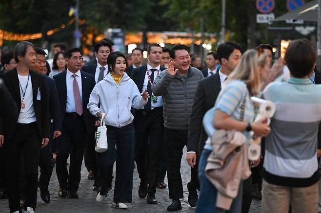 [빌뉴스(리투아니아)=뉴시스] 홍효식 기자 = 북대서양조약기구(NATO·나토) 정상회의 참석을 위해 리투아니아를 방문한 윤석열 대통령과 부인 김건희 여사가 10일(현지시간) 빌뉴스 구시가지를 산책하고 있다. (공동취재) 2023.07.11.