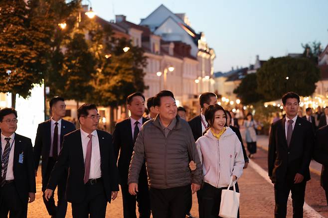 북대서양조약기구(NATO·나토) 정상회의 참석차 리투아니아를 방문 중인 윤석열 대통령과 김건희 여사가 10일(현지시간) 빌뉴스 구시가지를 산책하고 있다. 빌뉴스 구시가지는 유네스코에 의해 세계문화유산으로 등재된 곳이다. [연합]