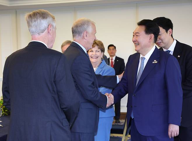 북대서양조약기구(NATO·나토) 정상회의 참석차 리투아니아를 방문한 윤석열 대통령이 11일(현지시간) 빌뉴스 한 호텔에서 가진 미국 상원의원단 접견에서 톰 틸리스 상원의원과 악수하고 있다. [연합]