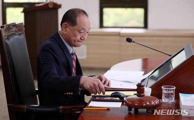 [과천=뉴시스] 조성봉 기자= 7일 오전 경기도 과천정부청사 방송통신위원회에서 열린 전체회의에서 김효재 위원장 직무대행이 의사봉을 두드리고 있다.2023.06.07. suncho21@newsis.com