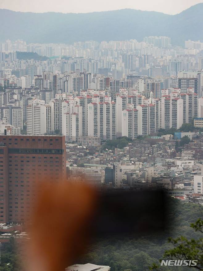 [서울=뉴시스] 김명년 기자 = 서울 남산에서 바라본 도심 아파트의 모습. 2023.07.02 kmn@newsis.com