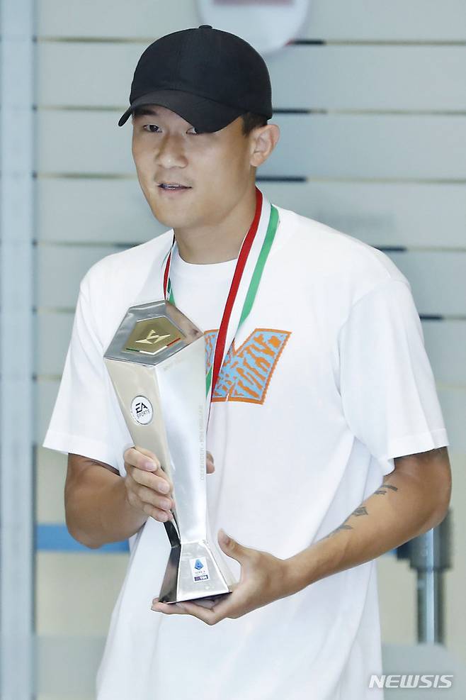 [인천공항=뉴시스] 최동준 기자 = 이탈리아 프로축구 세리에A 최우수 수비상을 수상한 나폴리 김민재가 기초군사훈련을 받기 위해 6일 인천국제공항을 통해 귀국하고 있다. 2023.06.06. photocdj@newsis.com