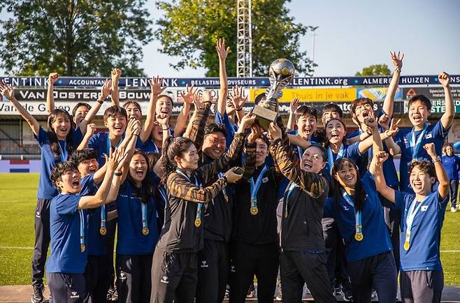 문경상무 여자축구단이 제14회 세계군인여자축구대회에서 우승컵을 들어올리며 기뻐하고 있다. (사진=문경시 제공) *재판매 및 DB 금지