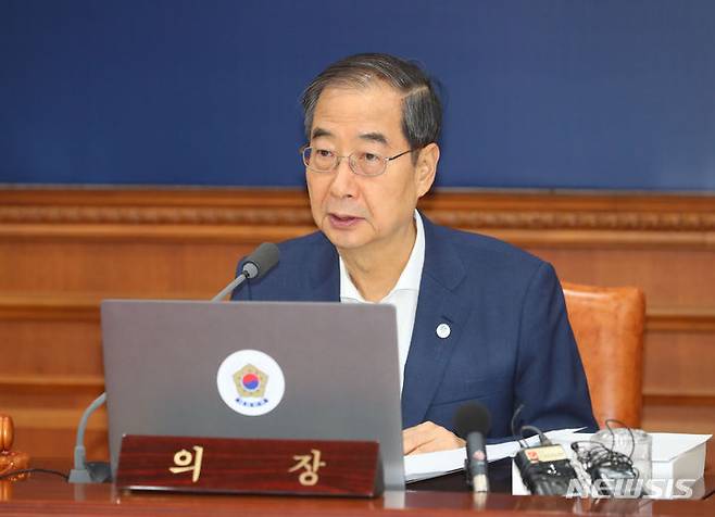 [서울=뉴시스] 배훈식 기자 = 한덕수 국무총리가 11일 오전 서울 종로구 서울정부청사에서 열린 국무회의에 참석해 발언하고 있다. 2023.07.11. dahora83@newsis.com