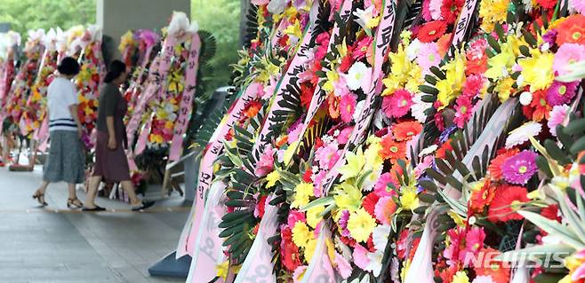 [세종=뉴시스] 강종민 기자 = 서울-양평 고속도로 사업의 백지화를 선언한 원희룡 국토교통부 장관을 응원하는 문구가 적힌 화환과 화분이 11일 세종시 정부세종청사 국토부 입구에 늘어서 있다. 2023.07.11. ppkjm@newsis.com