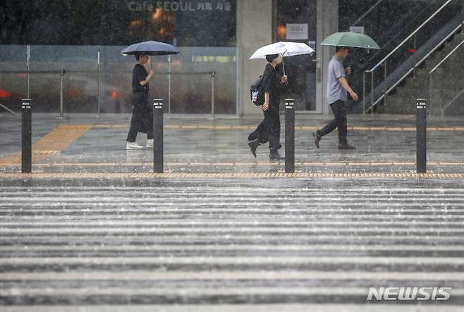 [서울=뉴시스] 정병혁 기자 = 장맛비가 내린 11일 오전 서울 중구 세종대로 인근에서 시민들이 우산을 쓴 채 이동하고 있다. 2023.07.11. jhope@newsis.com