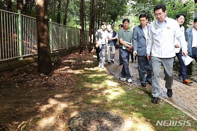 이상일 용인시장이 지난 10일 동백고등학교를 찾아 폭우 상황에 대비한 대책 마련을 LH 관계자들에게 요청하고 있다.(사진제공=용인시)