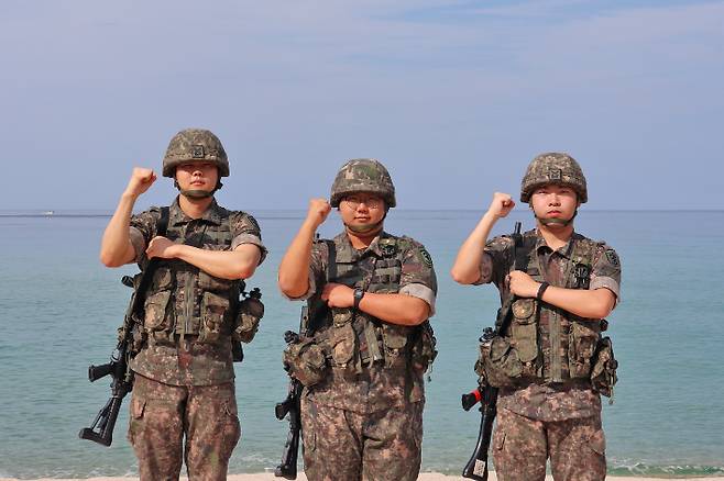 야간 해안경계작전 중 바다에 빠진 민간인을 발견해 구조에 도움을 준 육군 제23경비여단 김현수 일병(사진 가운데). 육군 제23경비여단 제공