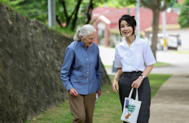 ▲ 김건희 여사와 세계적인 영장류학자이자 환경운동가인 제인 구달 박사가 7월 7일 서울 용산어린이정원 용산서가를 산책하는 모습. 김 여사의 손에는 '바이바이 플라스틱 백스'이라고 적힌 가방이, 구달 박사 손에는 해당 문구가 적힌 티셔츠가 각각 들려 있다. ⓒ연합뉴스