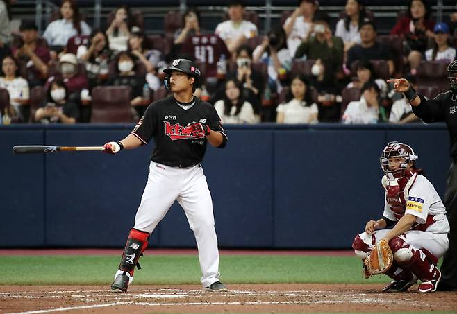 11일 서울 구로구 고척스카이돔에서 열린 2023 KBO 리그 KT 위즈와 키움 히어로즈의 경기, kt 5회초 공격 2사 주자 2루서 kt 강백호가 대타로 타석에 들어서고 있다. 뉴시스