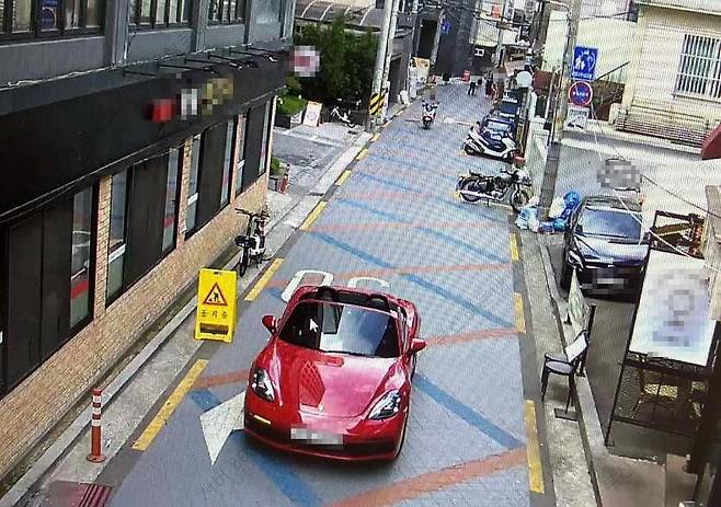 11일 부산 해운대경찰서는 지난 6일 20대 남성 A씨를 강도, 공갈, 절도 등 혐의로 구속송치했다고 밝혔다. 사진은 A씨가 범행 과정에서 재벌 행세를 할 때 탔던 고급 외체 렌터카 ⓒ부산 해운대경찰서 제공