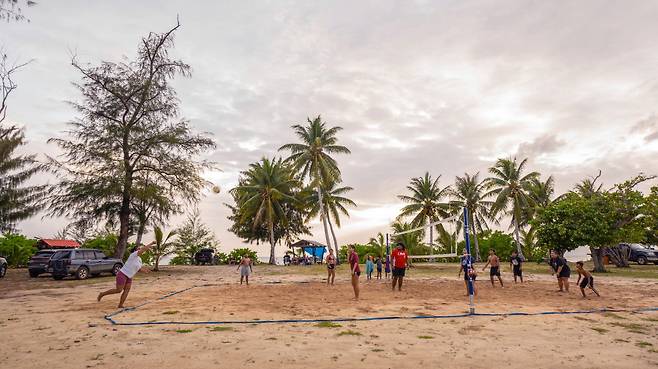 해변에서는 바비큐 파티만 열리는 게 아니다. 언제나 에너지가 넘치는 아이들은 비치볼을 가지고 뛰논다