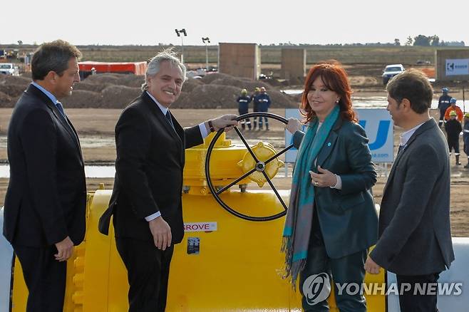 네스토르 키르치네르 가스관 1차 준공식에 참석한 아르헨티나 대통령(왼쪽 두번째)   (AFP=연합뉴스) 알베르토 페르난데스 아르헨티나 대통령이 지난 9일 열린 네스토르 키르치네르 가스관 1차 준공식에 참여하고 있다. 왼쪽부터 세르히오 마사 경제 장관, 페르난데스 대통령, 크리스티나 페르난데스 부통령(전 대통령), 악셀 키시요프 부에노스아이레스 주지사. [아르헨티나 대통령실 제공. 재판매 및 DB 금지] 2023. 7.11.