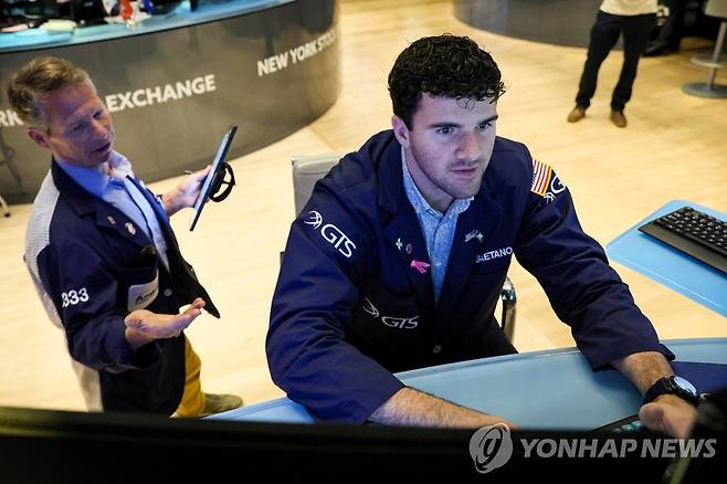 NYSE 입회장에서 일하는 트레이더들의 모습 [연합뉴스 자료사진]