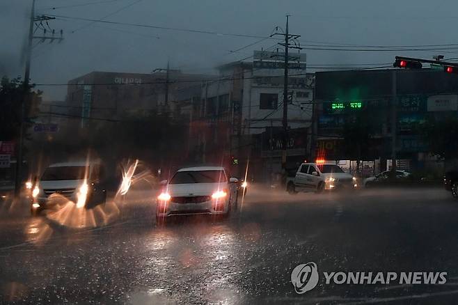 대낮인지 밤인지 (포항=연합뉴스) 손대성 기자 = 11일 오후 3시쯤 경북 포항에 천둥, 번개를 동반한 강한 비가 내리면서 차들이 전조등을 켠 채 서서히 달리고 있다. 2023.7.11 sds123@yna.co.kr