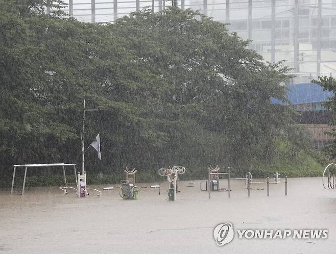 부산에 호우경보 (부산=연합뉴스) 강덕철 기자 = 호우경보가 내리진 11일 오후 부산 온천천이 갑자기 불어난 물에 잠겨 있다. 2023.7.11 kangdcc@yna.co.kr