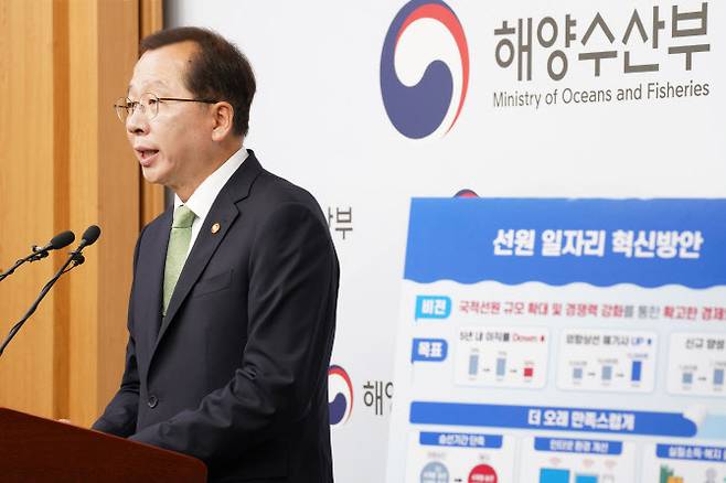 조승환 해양수산부 장관이 11일 정부세종청사 해수부 기자실에서 ‘선원 일자리 혁신계획’ 관련 사전브리핑을 하고 있다.(사진=해수부)