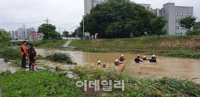 지난 11일 여주 소양천변을 산책 중 실종된 70대 남성을 소방당국이 수색하고 있다.(사진=경기도소방재난본부)