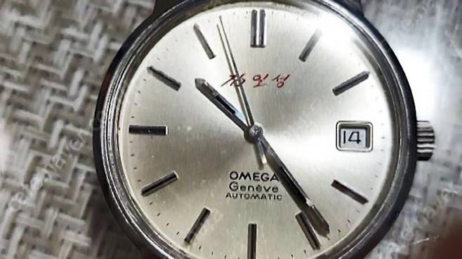 김일성 이름이 새겨진 시계는 북한에서는 ‘존함 시계’ ‘명함 시계’라고도 불린다.  (사진=온라인 커뮤니티)